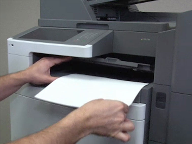 Abra la puerta de la unidad de transporte de papel para extraer el papel atascado.