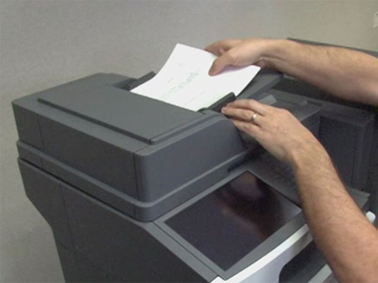 Cargue el documento boca arriba en el alimentador automático de documentos