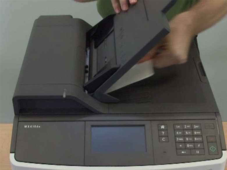 Eliminación de atascos debajo de la cubierta del alimentador automático de documentos y la bandeja