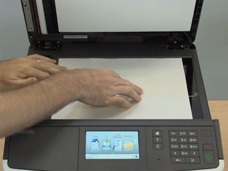 Colocación de papel sobre el cristal del escáner (MX310)